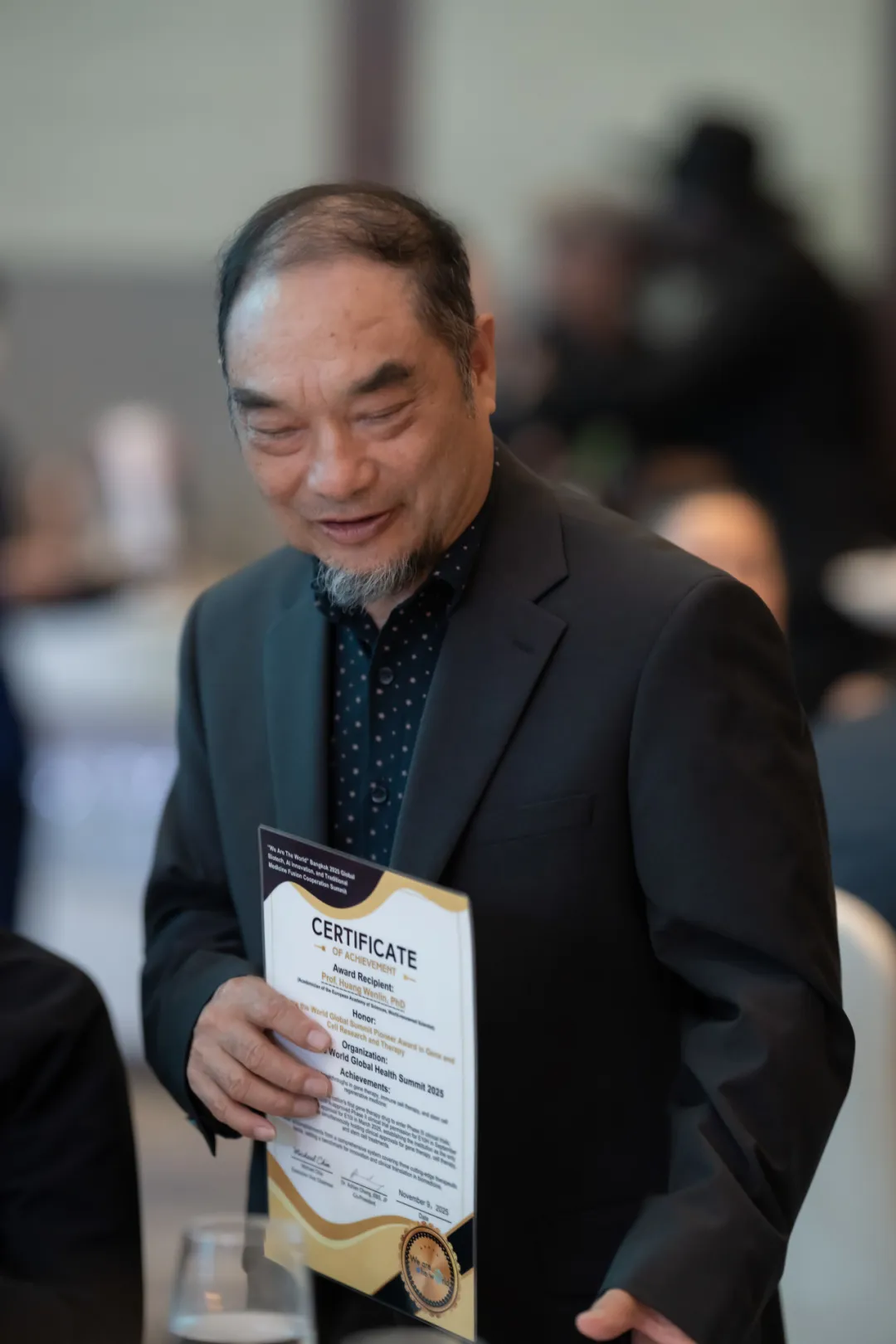 Huang Wenlin Holding Certificate